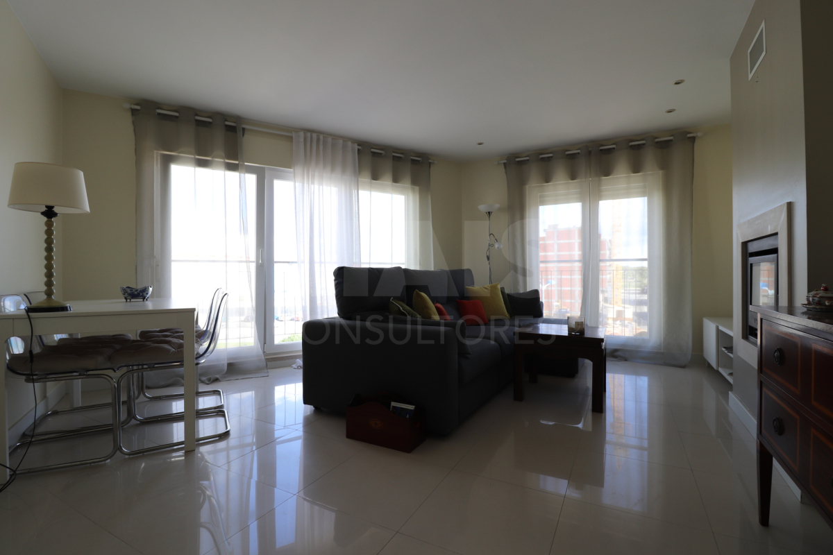 Furnished 2-bedr. apartment in Montijo with storage room, elevator and parking space