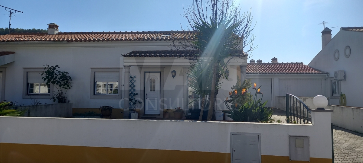 2+2 bedroom villa in a gated community 5 minutes from Óbidos Castle